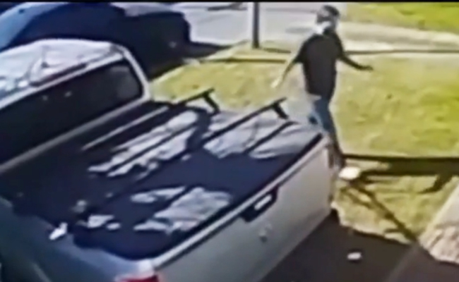 Robaron un auto a la salida de un cumpleaños infantil y apuntaron a los chicos