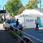 Un delincuente intentó robarle el auto a un jubilado y murió al tirotearse con un policía