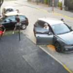 En segundos, cuatro delincuentes les robaron el auto a dos mujeres