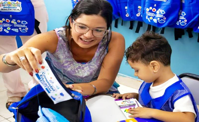 Entregaron kits escolares en jardines de Lomas