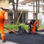 Continúan las obras de bacheo en diferentes barrios de Lomas