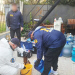 Desbarataron tres plantas clandestinas que embotellaban agua en viviendas del Conurbano