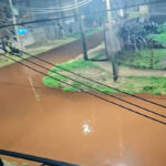 Rotura de un caño de AySA inundó calles de Temperley y afecta el servicio en el sur del Conurbano