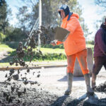 Realizan trabajos de bacheo y reparación de calles en distintos barrios de Lomas
