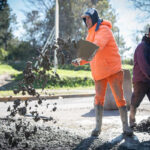 Avanzan los trabajos de bacheo en distintos puntos de Lomas