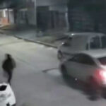 Quiso evitar que le robaran el auto, embistió a los delincuentes y terminó baleado